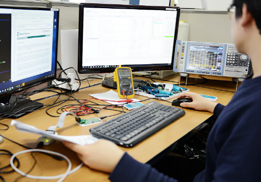 이번 신제품 라인 개발은 공장 시설 내부의 센서노드, 컨버터, 게이트웨이, PCIO에 로라 기술을 접목한 네트워크, 로리넷을 구축하는데 목적이 있다. 시스템베이스 관계자는 &quot;쉽게 설명하면 IoT 기술을 통해 사람과 사람, 사람과 기계 간 긴밀하고 독립된 통신이 가능하도록 하는 기술이다. 시스템베이스 개발자가 시스템을 테스트하고 있다. 시스템베이스 제공